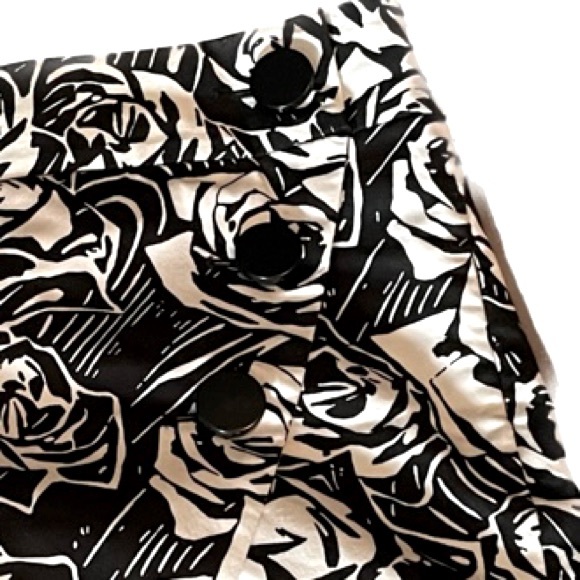🔥3 for $15 Sale- Black and white floral skort - Picture 3 of 5